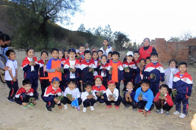 Estudiantes de la 2da sección B con la profesora Judith.