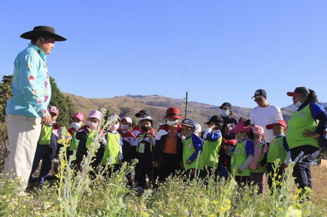 El corregidor de Erquiz Norte enseña a los estudiantes.