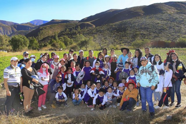 Estudiantes de la 2da sección A con la profesora Iris.