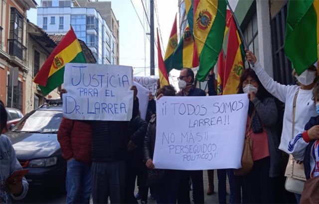 Médicos inician vigilias en defensa de Luis Larrea