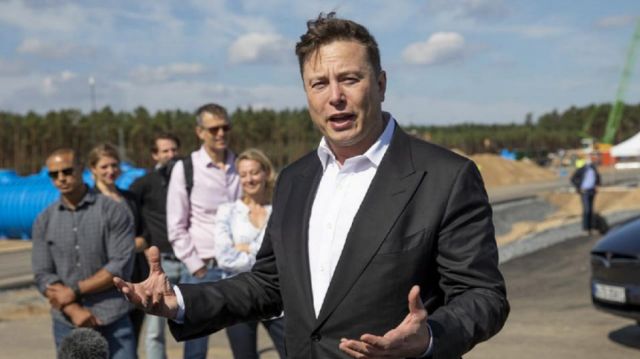 Twitter acusa a Musk de "destrozar la compañía"
