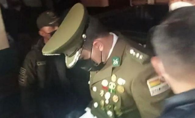 Revocan cárcel y dan detención domiciliaria al capitán de Policía acusado de tráfico de autos robados