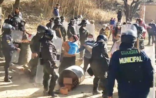 Enfrentamientos y gasificaciones durante un desalojo en el barrio Eucalipto de Tarija (Video)