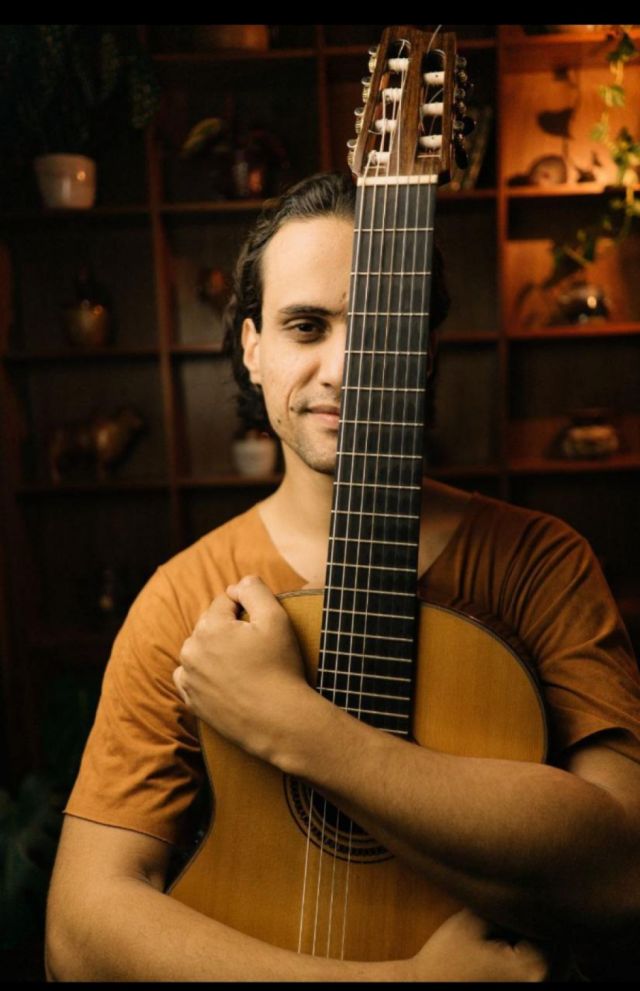 Julio Borba, Concertista de Guitarra venido desde Brasil.
