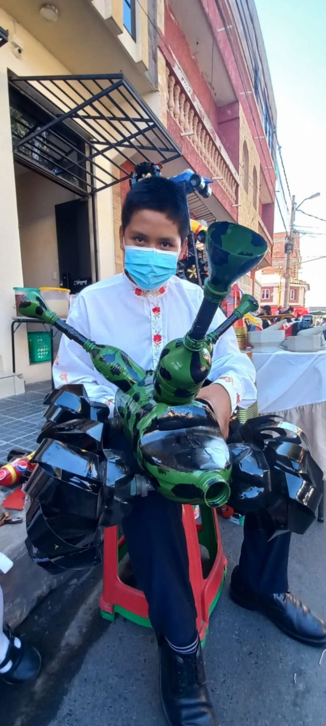 Niño posa con su juguete