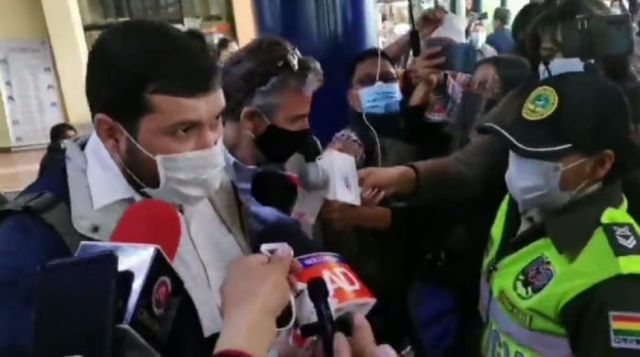 Militantes del MAS agreden con huevos y verduras a los cívicos que llegan a Cochabamba