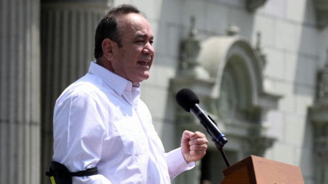 Reportan un ataque a tiros contra el presidente de Guatemala y su comitiva