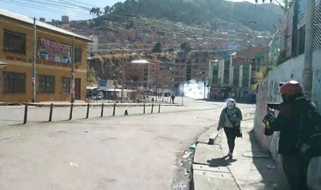 La Policía gasifica a cocaleros quienes buscan cerrar el mercado “ilegal”