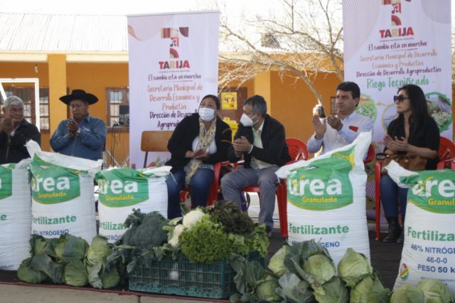 Alcalde Torres entrega 116 toneladas de urea en Lazareto