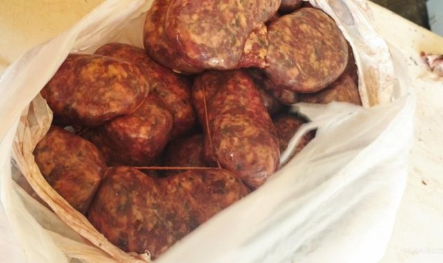 Comisan 4 kilos de chorizo en mal estado en el mercado Molino de Tarija