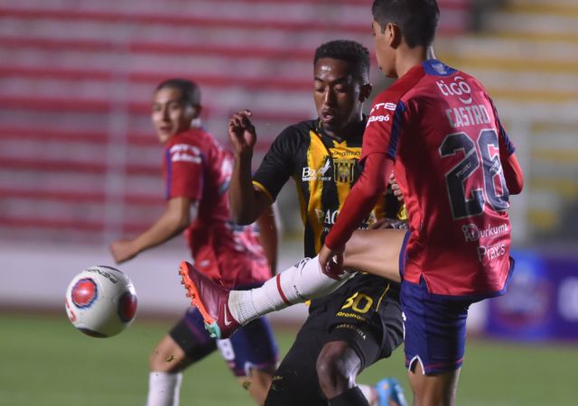 El Tigre ruge en el Siles y se adueña de la cima del torneo 