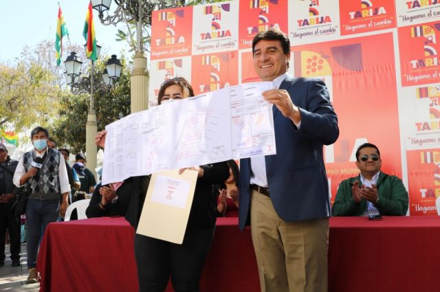 Alcaldía de Tarija entrega planimetrías en beneficio de cinco barrios 