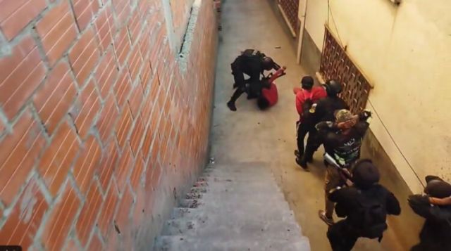 Policía viola propiedad privada y aprehende a varios cocaleros