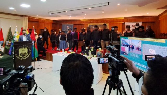 Gobierno exhibe a cocaleros aprehendidos y los llama ‘delincuentes’, ‘vándalos’ y ‘organización criminal’