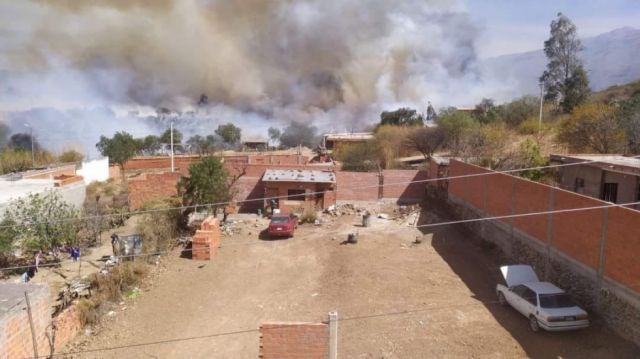 Bomberos, UGR y voluntarios intentan sofocar un incendio en Obrajes - Tarija