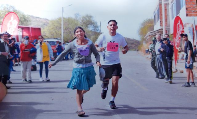 Con ojotas y sombrero en mano, Clemencia gana la carrera 15K