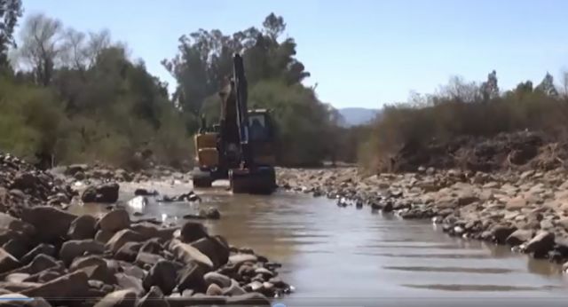 Encauzan el río para proteger un canal de riego