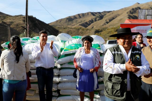 Alcaldía distribuye urea en beneficio de 271 familias 