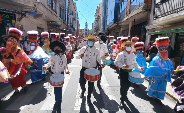 Los quenilleros y tamboreros anunciaban el paso de San Roque 