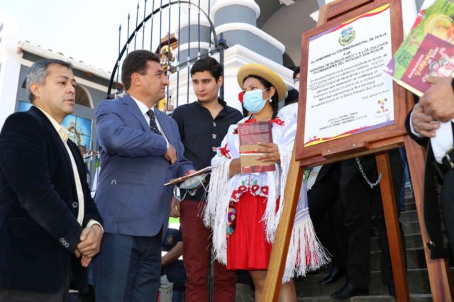 El alcalde Johnny Torres entregó placas de reconocimiento 
