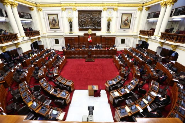 Polémica decisión acentúa desgaste de Congreso peruano