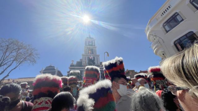 Los chunchos bajando con el sol de mediodía.