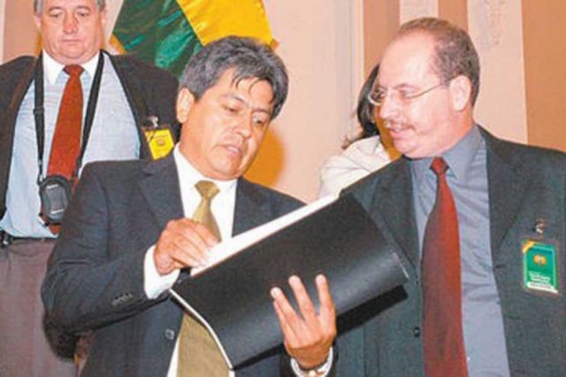Mario Cossío como Prefecto junto a Mauricio Lea Plaza