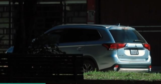 Exjefe policial implicado en tráfico de auto robado sale de la cárcel para cumplir detención domiciliaria