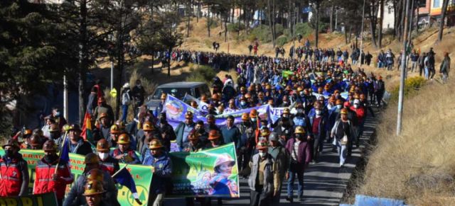 Marcha de organizaciones sociales avanza a la ciudad de La Paz en respaldo al Gobierno de Arce