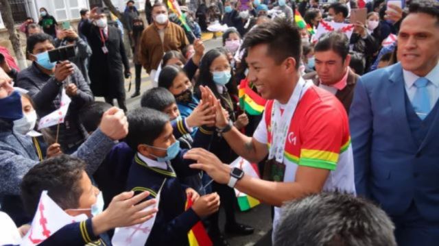 Boliviano campeón mundial de ráquet recibe incentivo económico y la Medalla del Bicentenario 