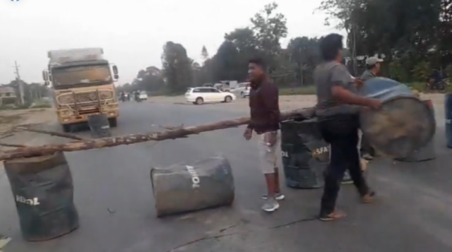 Bloquean la carretera Cochabamba - Santa Cruz por la paralización de la doble vía en Chimoré