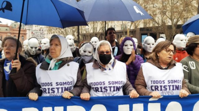 Madres de Plaza de Mayo marchan en apoyo a Cristina Fernández