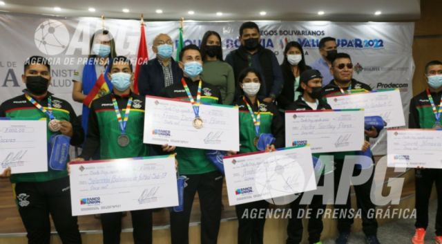 Medallistas bolivianos reciben premio económico  