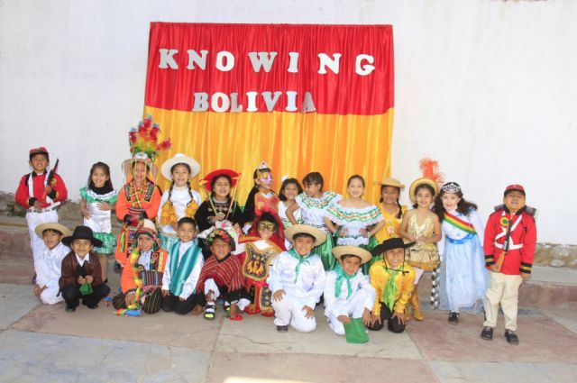 Estudiantes de Primero C, felices de conocer más de Bolivia