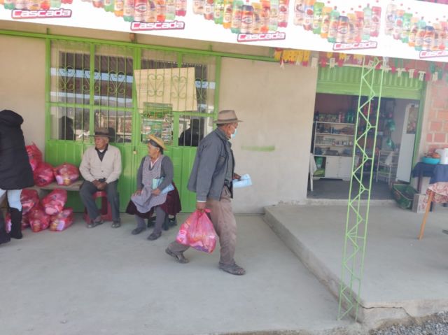 La Gobernación entrega la canasta alimentaria en área rural de Cercado 