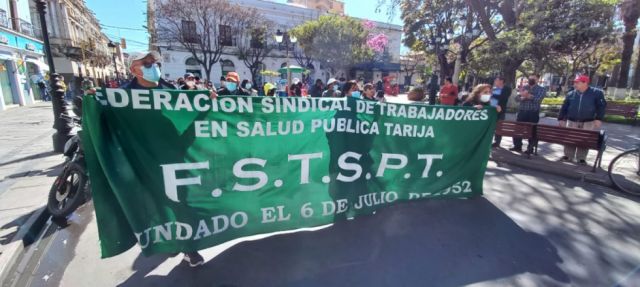 Trabajadores de salud pública marchan en apoyo al paro cívico de Tarija
