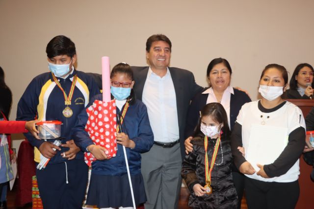 El alcalde con los ganadores de la Modalidad Braille.