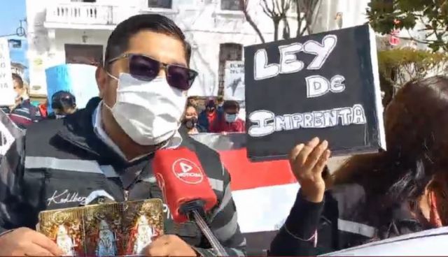 Periodistas de Tarija marchan en repudio a la persecución judicial contra un periodista en Yacuiba