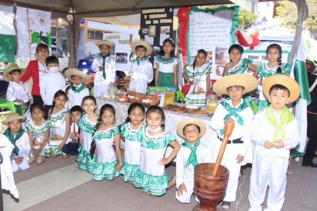Primero A con la profesora Natividad Huanca ofrecen un poco de Pando.