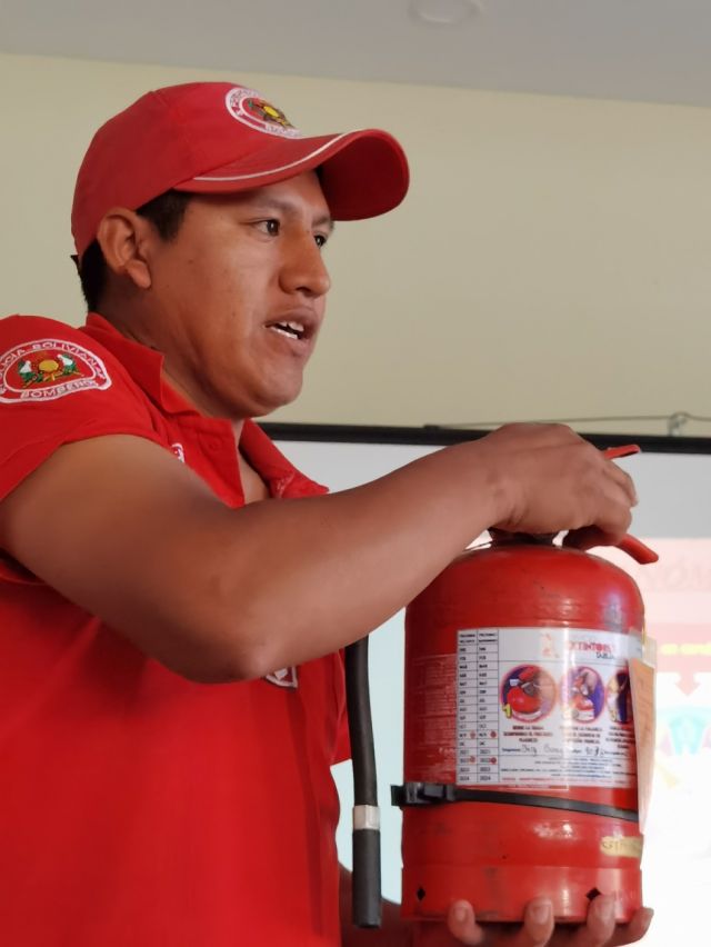 Los bomberos ofrecen cursos sobre el uso de extintores