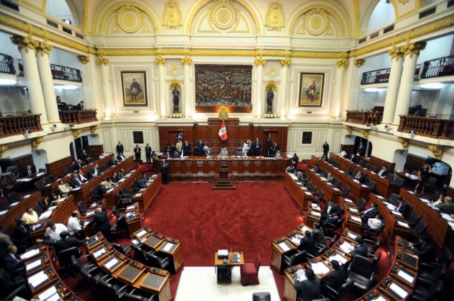 Adelanto de elecciones no tiene respaldo en Perú