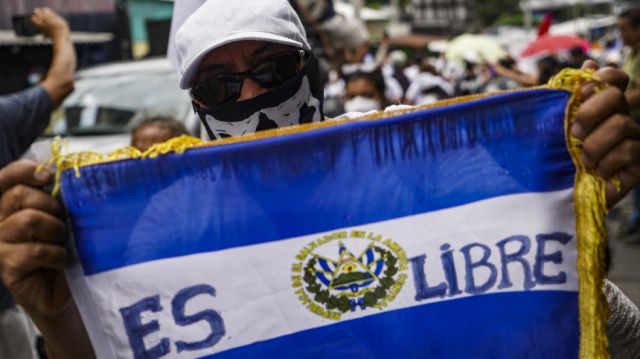 En El Salvador protestan contra Bukele