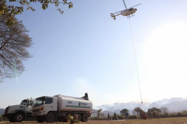 Brigadas combaten el incendio del Aguaragüe por aire y tierra