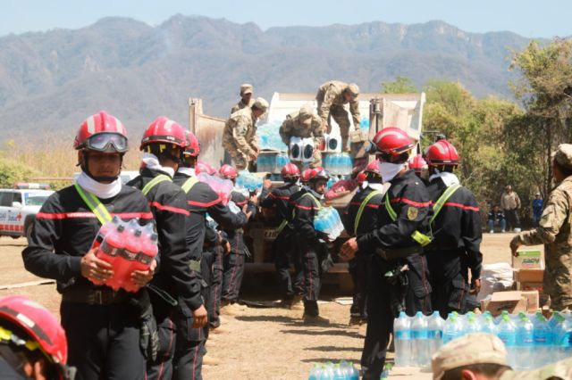 Ministro de Defensa entrega equipamiento a militares que ayudan a sofocar el fuego en el Aguaragüe 