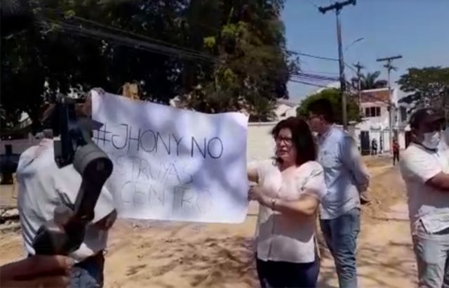 Alcalde Fernández enfrenta una rebelión vecinal por retiro de losetas en una calle de Santa Cruz