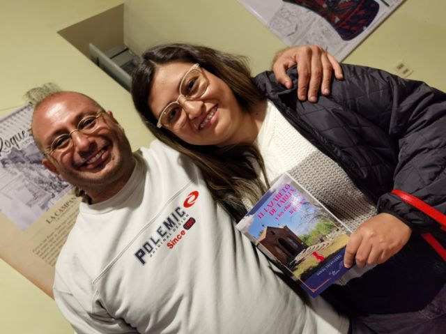 El autor y su fan destacada Lorena Vedia.
