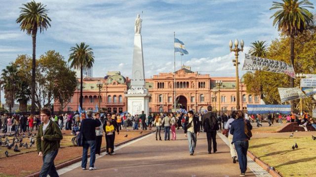 El FMI aprueba la segunda revisión del acuerdo con Argentina, que accederá a 3.900 millones de dólares