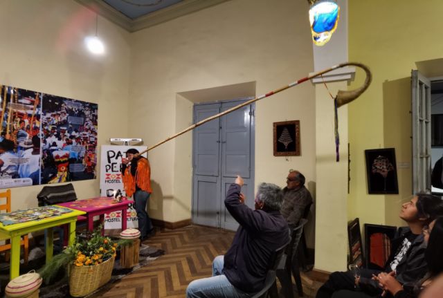 Julia Aguilar entonando la caña.