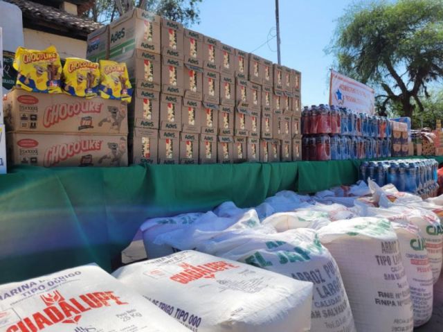 Gobierno entrega alimentos a brigadas de bomberos que combaten el fuego en Tarija y Santa Cruz