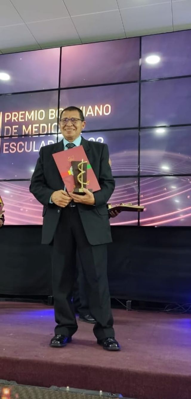 Médico tarijeño Roberto Mérida fue galardonado con el premio Esculapio Dorado 2022